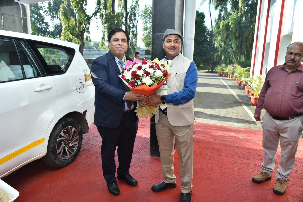 GM_OFA_YIL's tweet photo. Shri Rajeev Kalra, Director(Finance), Yantra India Limited visited OFA on 19.12.2025. He reviewed the latest production developments of the factory and met with all officers and office bearers of unions &amp; associations. @YantraIndiaLtd https://t.co/rgOrykDcPp