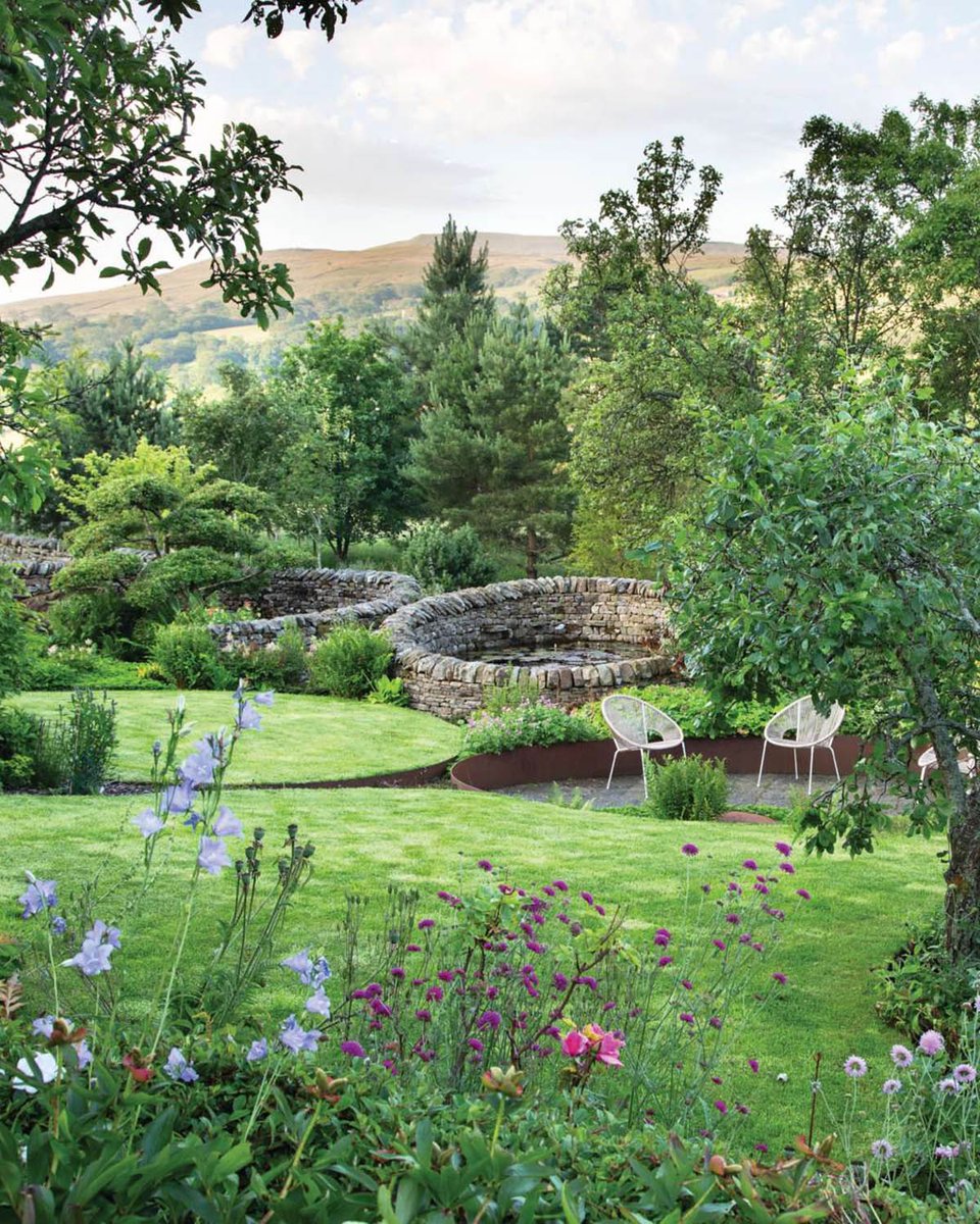 GdnsIllustrated's tweet image. This is what happens when a garden designer couple with wildly different tastes take on a new home garden 🌿

🔗 gardensillustrated.com/gardens/countr…

📸 Annaïck Guitteny
✍️ Jack Wallington

#gardendesign