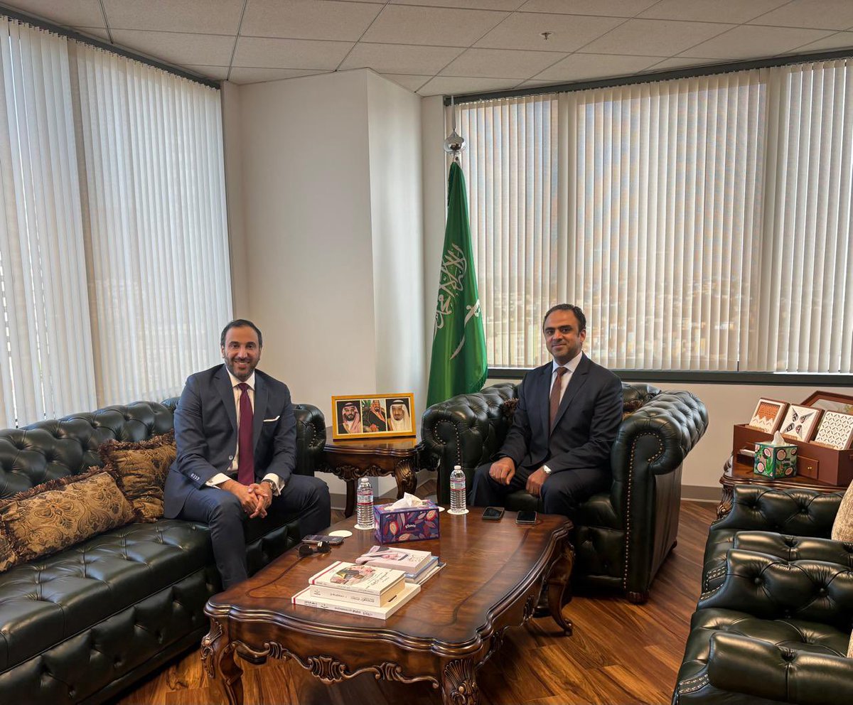 استقبل سعادة القنصل العام بندر بن فهد الزيد في مكتبه اليوم، سعادة المستشار حسن بن ناصر آل خليفة، القنصل العام لدولة #قطر الشقيقة، المعيّن حديثًا في #لوس_أنجليس، حيث تم تبادل الأحاديث الودية، وتقديم التهنئة لسعادته، متمنيًا له دوام التوفيق والنجاح. 🇸🇦🤝🇶🇦