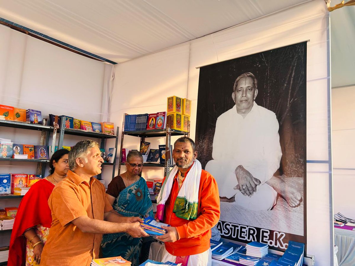 KumarNwin's tweet photo. #MasterCVV
#MasterEK
#MasterKPK

This stall is Gold mine 🙏

Reco:
Lalitha Sahasranama - GLN Sastry
Soundarya Lahari - GLN Sastry
Spiritual astrology, psychology,
Purusha suktam
Overseas msgs : 2-11
Ekadasa Rudrulu
Vishnu Suktam

Adv:
Bhagavatam 

#BookExihibition2025 https://t.co/oh9iZv6AOs