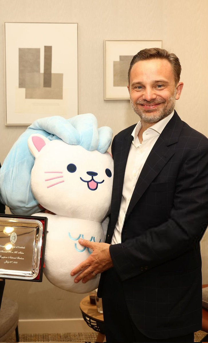 Non esiste persona che ho odiato di più in tutta la mia vita.

Devi stare lontano dal mio Milan.