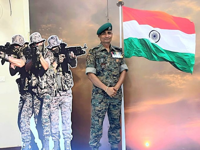 ZEEUPUK's tweet photo. #BraveSoldiers 

अपना एक अंग खोया…हौसला नहीं!
अलक दास और नारायण दास को सलाम 
दोनों ने अपने शरीर का एक अंग खो दिया 
अतुलनीय साहस और प्रतिबद्धता के प्रतीक हैं दोनों 
चुनौतीपूर्ण ऑपरेशन के दौरान अलक घायल हो गए
घायल अलक को निकालते वक्त नारायण भी हुए घायल

#AlakDas #NarayanDas #RealHeroes #ZeeUPUK @gpsinghips