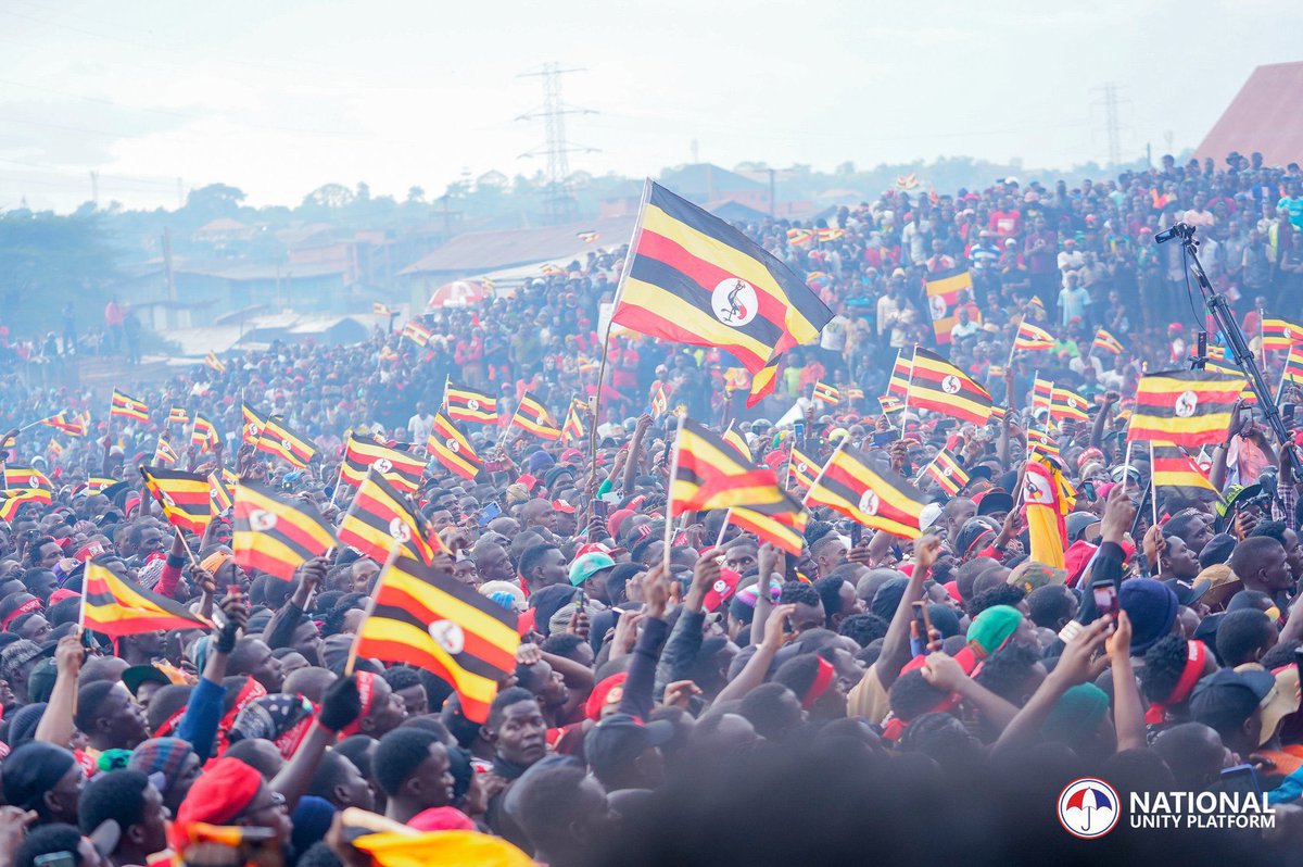 HustleGodfather's tweet photo. In 2005, he encouraged Ugandans to wear Condoms to fight HIV; 2011 he told them to be clean to fight Ebola; 2020 he told them to social distance from COVID; in 2021 he encouraged Ugandans to get National IDs; now 2025 the whole Uganda is filled with Uganda flags 🇺🇬
@HEBobiwine 👊🏾 https://t.co/3zWqfFXiki
