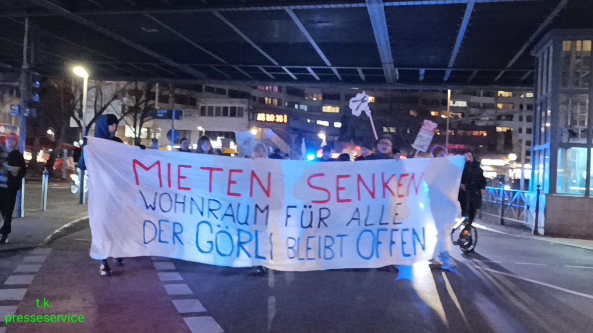 t47da's tweet photo. Gestern gab es wieder eine lärm-demo der Görlitzer Park bleibt auf wir brauchen keine Mauern und keine Zäune den Zäune und Mauern schaffen nur noch mehr Probleme und lösen sie nicht soziale Arbeit würde diese Probleme lösen
#b2012 https://t.co/KRGsMQewaP