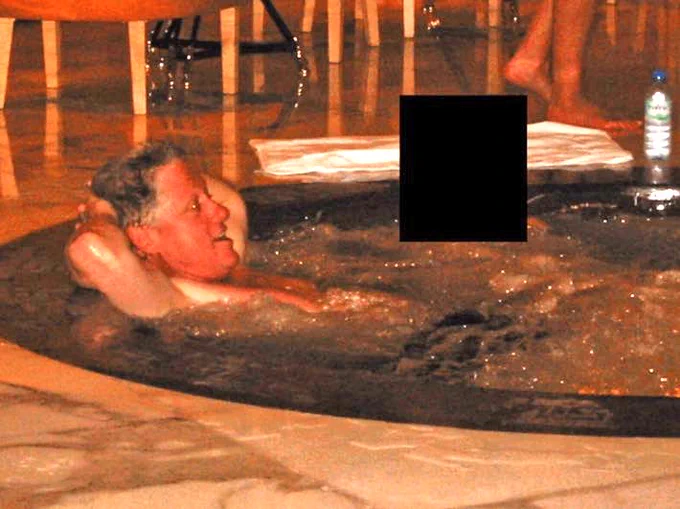 🚨 INVESTING : "Scandalo Clinton: i file di Epstein mettono in cattiva luce l'ex presidente"