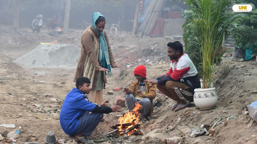 iAtulKrishan1's tweet photo. In Photos | In the morning, amid dense fog, people were seen heading out carrying firewood for bonfires, while others lit fires to seek relief from the cold.
📸: Prem Singh / UNI
#Noida | #NoidaNCR | #DenseFog | #Bonfires | #Winter https://t.co/9eDXwhgk3C