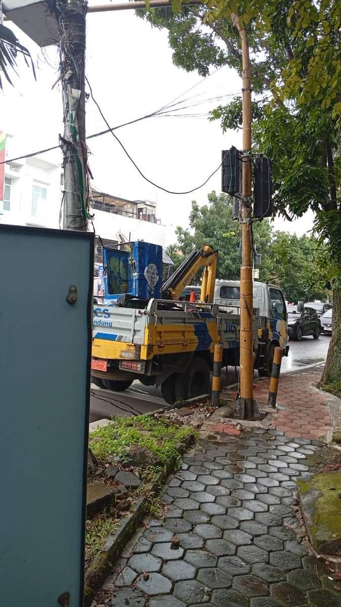 PRFMnews's tweet photo. Traffic Light di simpang Martanegara - Pelajar Pejuang padam akibat kabel power yang dicuri, sehingga membuat lalu lintas di kawasan tersebut padat.

Petugas saat ini sudah di lokasi untuk melakukan penanganan, Sabtu, 20 Desember 2025.

Harap bersabar dan berhati-hati ya wargi. https://t.co/D25Wx9JMkh