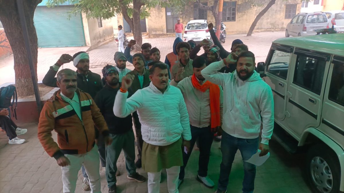 bstvlive's tweet photo. बागपत : मस्जिदों पर लगे लाउडस्पीकर का विरोध
➡हिंदू संगठनों का SDM ऑफिस पर प्रदर्शन
➡मस्जिदों से लाउडस्पीकर हटाने की मांग
#Baghpat #LoudspeakerIssue #HinduOrganizations #Protest @baghpatpolice https://t.co/VLOaxGvmUa