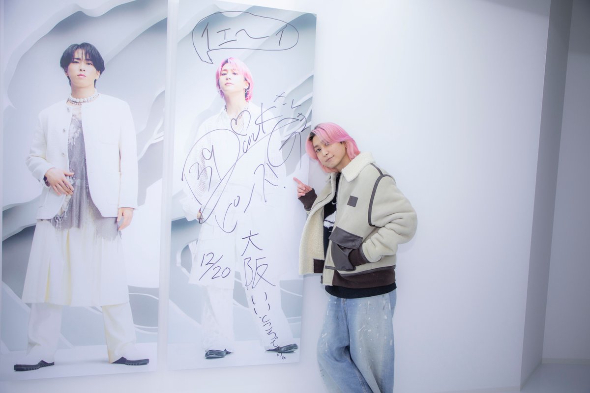 fanSnowManinfo's tweet photo. ⛄️Snow Man 1st POP-UP｜OSAKA✨

大阪開催に先駆け、
岩本照・向井康二・佐久間大介 が会場を訪問。

「MIRROR ROAD」には
メンバーの隠しサインがあるかも…？👀

📍VS.（グラングリーン大阪）
🗓2025.12.20(土)〜2026.1.18(日) 
※1/1休館

#SnowMan
#SnowMan1stPOPUP_OSAKA https://t.co/REVFVtBjON