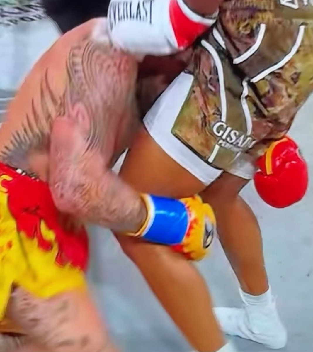 MattThompson84's tweet photo. If you missed the fight don’t worry, this was Jake Paul the entire time. Enjoy your Christmas dinner through a straw #JoshuaVsPaul https://t.co/mihPKTmu9u
