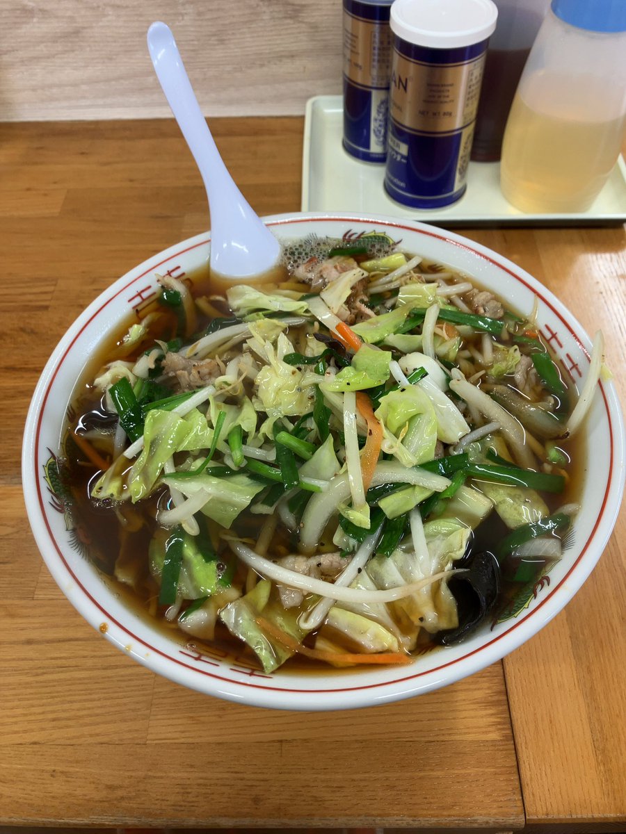 fex_i6ou's tweet photo. 僕が一番好きなラーメン屋、唐木田の峰来軒が3年8ヶ月ぶりに営業再開！の情報を得て行ってきました。
メニューも値段も味もそのまま、再び食することができるなんて感無量です。
オーダーは野菜ラーメン。醤油ベースに野菜の旨みがたっぷりの優しい味わいです。 https://t.co/x5H3snXCeF