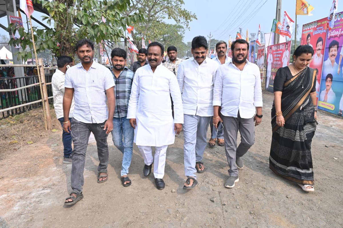 GiddiJSP's tweet photo. పెరవలి వద్ద రూ.3050 కోట్ల వాటర్ గ్రిడ్ ప్రాజెక్టును ప్రారంభించనున్న ఉపముఖ్యమంత్రి శ్రీ కొణిదెల పవన్ కళ్యాణ్ గారి సభకు పి.గన్నవరం ఎమ్మెల్యే శ్రీ గిడ్డి సత్యనారాయణ గారు హాజరయ్యారు.
కూటమి నాయకులు, జనసేన కార్యకర్తలు పెద్ద సంఖ్యలో పాల్గొన్నారు.
#WaterGrid #PawanKalyan #Janasena https://t.co/VPo1pYcR16