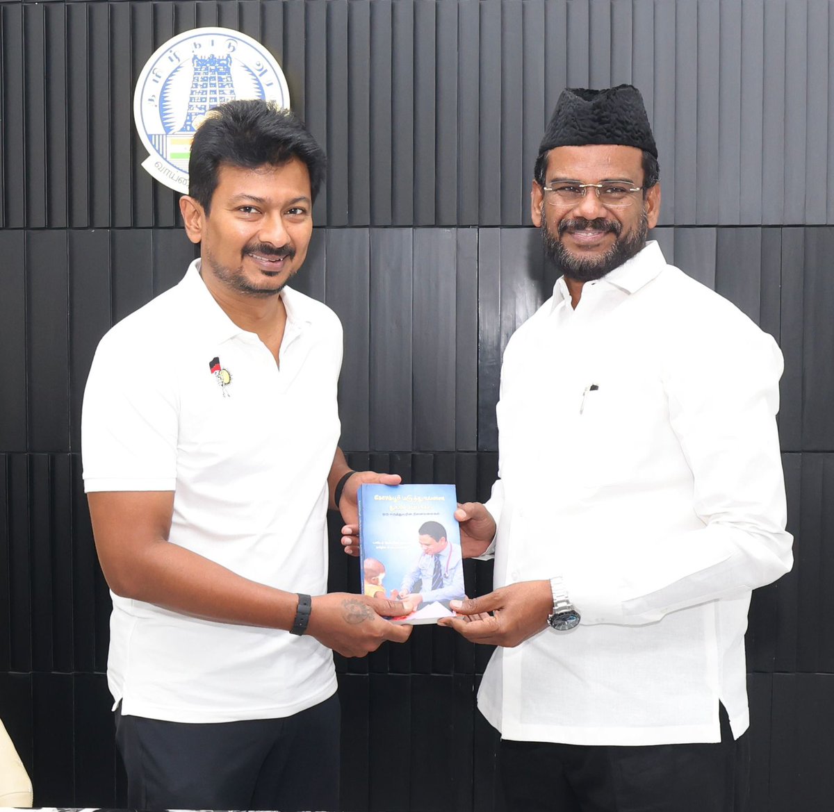 சென்னை குறிஞ்சி இல்லத்தில் பல்வேறு கோரிக்கைகளின் அடிப்படையில் மாண்புமிகு தமிழ்நாடு துணை முதலமைச்சர் <a href="/Udhaystalin/">Udhay - தமிழ்நாட்டை தலைகுனிய விடமாட்டேன்</a>  அவர்களை மனிதநேய மக்கள் கட்சி பொதுச்செயலாளர் <a href="/abdulsamadmmk/">Abdul Samad MLA</a> MLA அவர்கள் சந்தித்து கோரிக்கைகளை வலியுறுத்தினார்..

#mmkitwing #abdhulsamdmla #uthayanithistalin