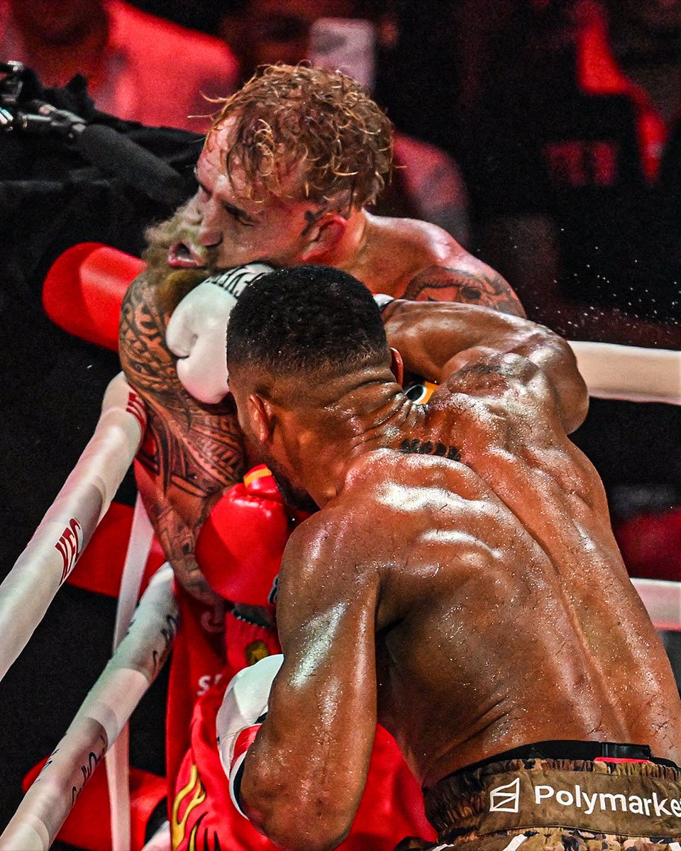 JustFreshKicks's tweet image. This pic is crazy 🥊