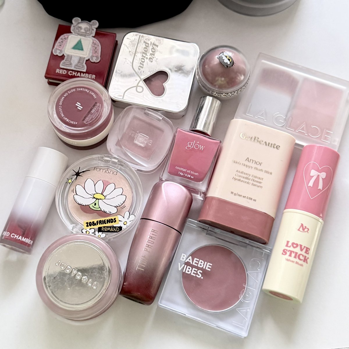 แก้มอ่องต่องที่ได้ไปต่อปี2026 แชร์สีที่ชอบ+ลงแก้มแล้วน่ารักขึ้นแบบ3000% เลยคับ มีหลายโทนคละกันไป ทั้งแบบฝุ่น / ครีมบลัช / กำมะหยี่ (ลงแก้มให้ดูคับ)

glow / rom&amp;nd / time phoria / judydoll / laglace / dasique / getbeaute / red chamber / bbia / nonny / hince / heart percent / kirsh