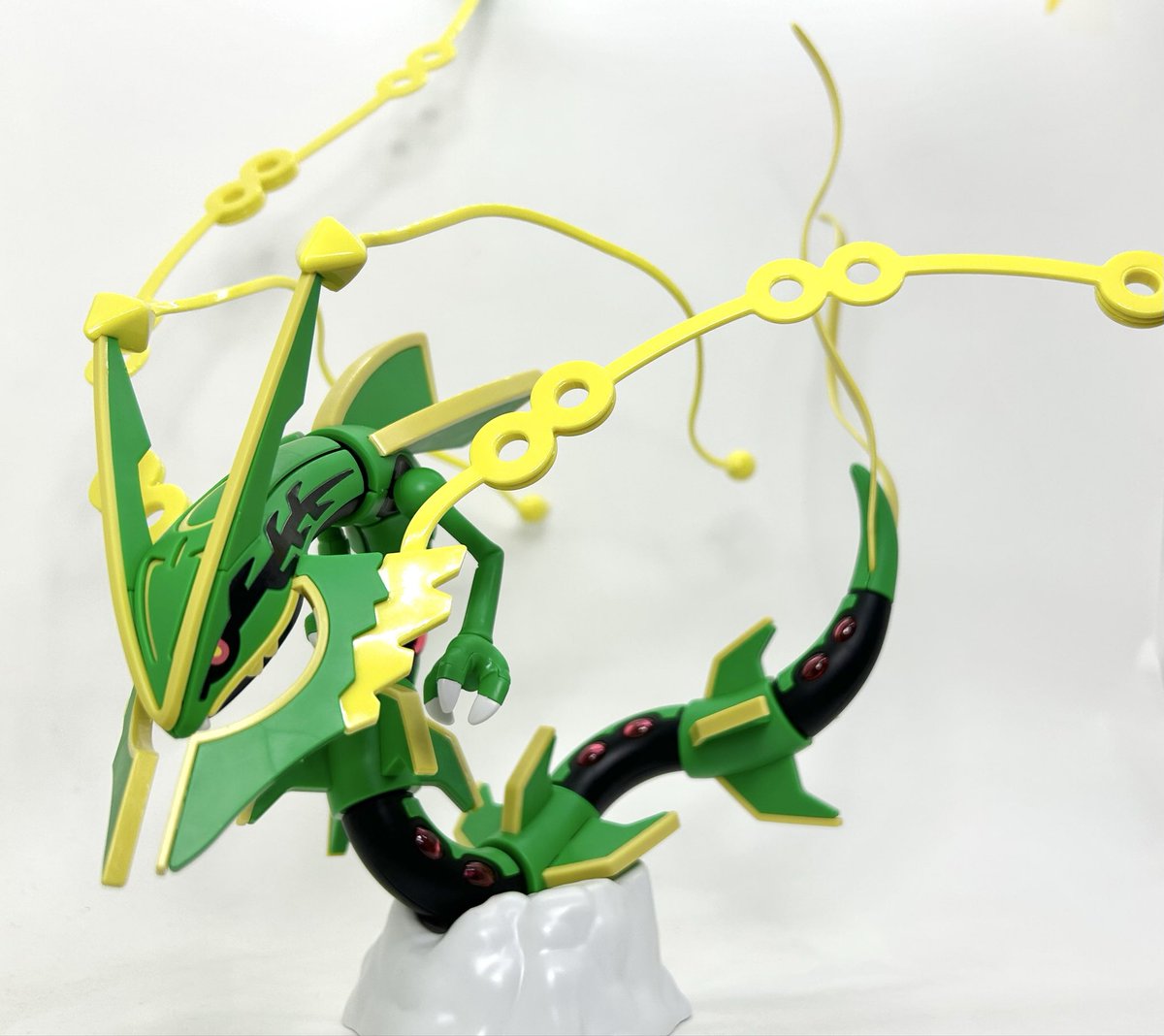 ポケプラのメガレックウザ組んだ 通常レックウザの可動そのまま