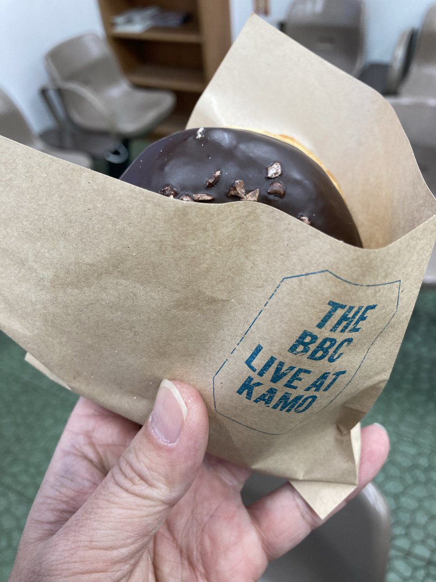 YAHIKOKAKUDA's tweet photo. お店の評判のドーナツはテイクアウトに。
紙袋のデザインにニヤリ。😉
美味しいドーナツでした。
#鈴木恵trio
#gfgs https://t.co/6g1yRqfbb8