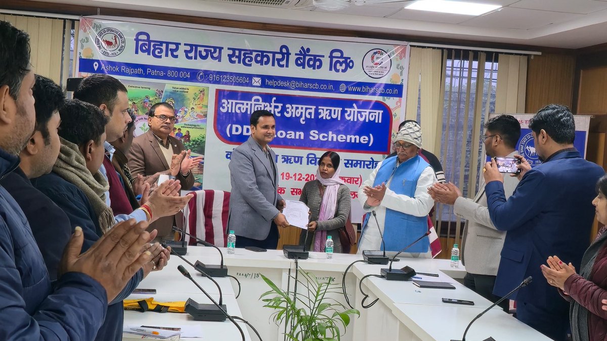 BStCB_Official's tweet photo. सहकारिता मंत्रालय, भारत सरकार के निदेशक श्री कुमार रामकृष्णा द्वारा बैंकिंग समीक्षा की गई।बैठक में अध्यक्ष, प्रबंध निदेशक,नाबार्ड DGM व बैंक कर्��ी शामिल हुए। साथ ही 6 लघु व्यापारियों को आत्मनिर्भर अमृत ऋण योजना तहत ऋण स्वीकृति पत्र प्रदान किए गए। @DeptCooperative @MinOfCooperatn https://t.co/E0KKqwwtFc