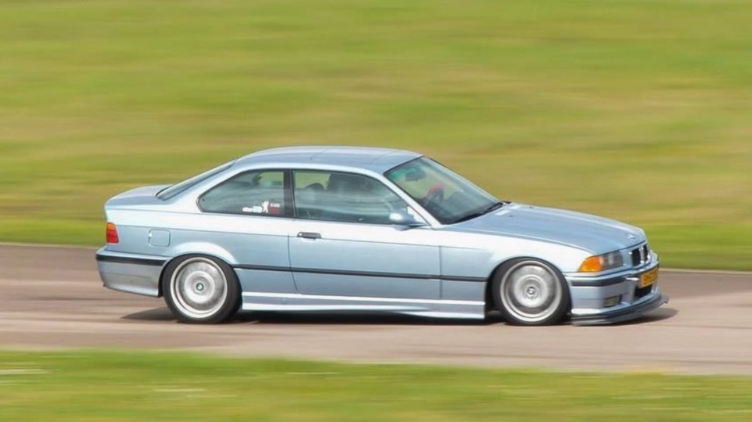 C’est Gletsherblau (280) une peinture de série sur M3 et individual sur série 3.

Oui Silverstone 1 (425) étais dispo sur e36 puisque ajouté au catalogue individual en 98’ (j’ai pas de photo).