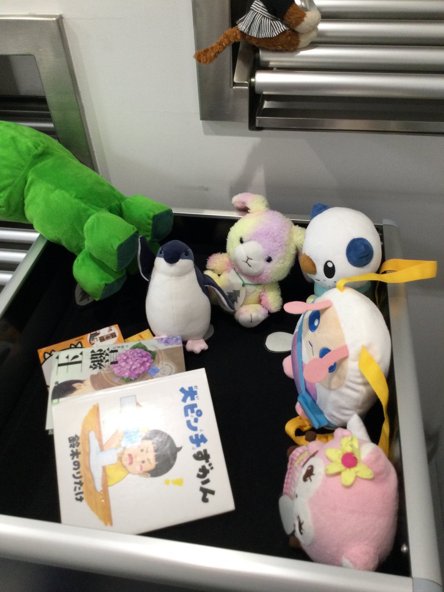 最初はブックポストに行ってみたよ！ここから本を返すことができるんだね☆たくさん本が返ってきてるね♪