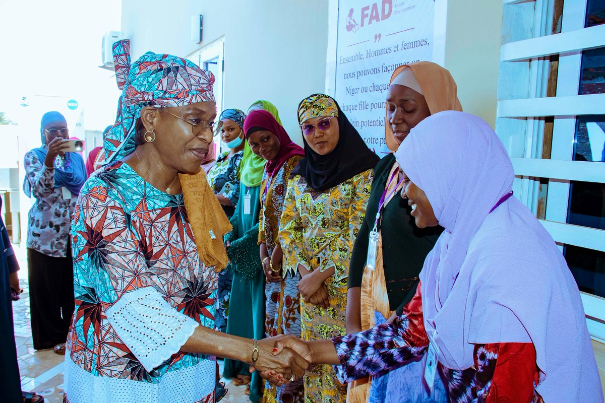 ONGFADniger's tweet photo. #ONGFAD #ÉcolePolitique #VisionFAD15_20ans
Premier contact entre les bénéficiaires de l’École politique et leur Grande Marraine, SEM Aïchatou Mindaoudou
Ce vendredi 19 décembre 2025, la salle Mme Foumakoye Nana Aïchatou de Femmes Actions et Développement (FAD) a accueilli un moment rare, fort et profondément symbolique :
la première rencontre directe entre les bénéficiaires de l’École politique et celle dont l’initiative porte désormais le nom.
Cette session extraordinaire de l’École politique SEM Aïchatou Mindaoudou, financée par la coopération espagnole à travers le projet « Promouvoir la participation des femmes à la vie publique par le biais de l’apprentissage et de la formation », marque un jalon fondateur dans l’histoire de cette initiative.
Organisée en marge de la visite de SEM à Niamey, la rencontre a offert aux jeunes filles bénéficiaires une opportunité unique, mettre des visages, des voix et des récits sur une figure qu’elles citent, étudient et admirent, et dialoguer, pour la première fois, avec leur Marraine.
Dans une atmosphère à la fois solennelle et chaleureuse, SEM Aïchatou Mindaoudou a salué le travail de FAD en faveur de l’accompagnement des jeunes filles et de la promotion du leadership féminin.
À travers un panel d’échanges directs, elle a partagé son parcours, ses conseils et sa vision d’un avenir où les femmes occupent pleinement et légitimement les sphères de décision.
Les témoignages des bénéficiaires, empreints d’émotion, de reconnaissance et d’ambition, ont conféré à ce moment une dimension profondément humaine.
Ce premier contact a dépassé le cadre d’une simple rencontre, il a incarné une passation symbolique, un dialogue intergénérationnel et un engagement renouvelé pour l’avancement des droits des femmes au Niger.
Dans son mot de clôture, la Directrice Exécutive de FAD a rappelé l’objectif fondamental de l’École politique, préparer une élite de femmes compétentes, engagées et capables d’occuper des postes de responsabilité et d’influencer durablement la gouvernance publique.