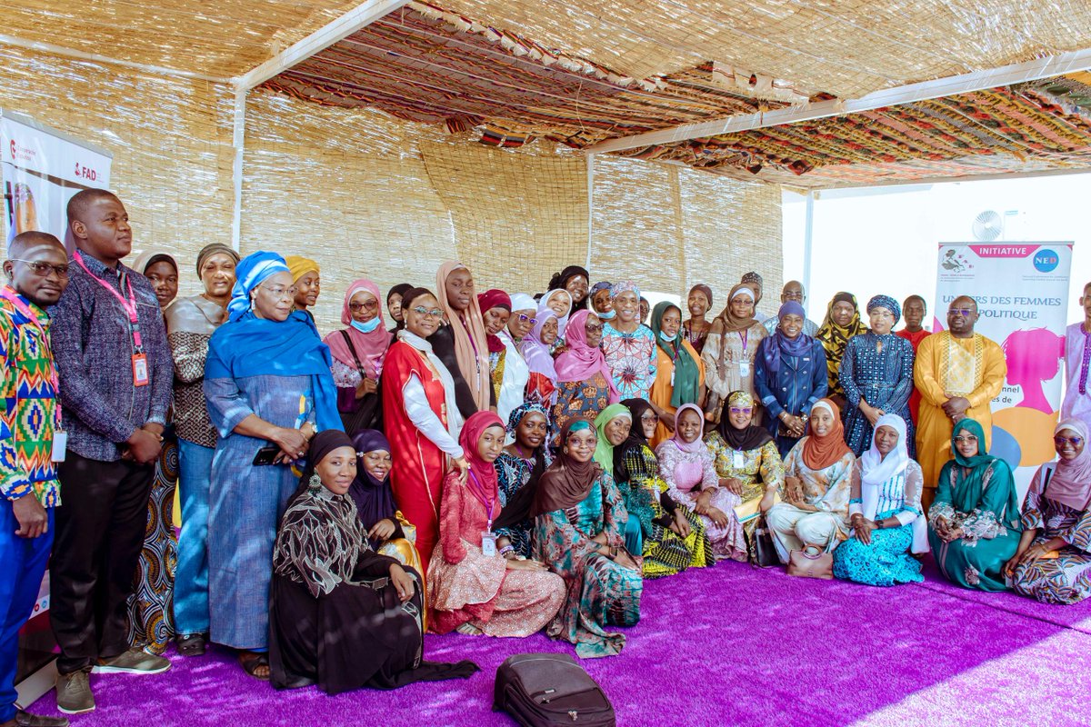 ONGFADniger's tweet photo. #ONGFAD #ÉcolePolitique #VisionFAD15_20ans
Premier contact entre les bénéficiaires de l’École politique et leur Grande Marraine, SEM Aïchatou Mindaoudou
Ce vendredi 19 décembre 2025, la salle Mme Foumakoye Nana Aïchatou de Femmes Actions et Développement (FAD) a accueilli un moment rare, fort et profondément symbolique :
la première rencontre directe entre les bénéficiaires de l’École politique et celle dont l’initiative porte désormais le nom.
Cette session extraordinaire de l’École politique SEM Aïchatou Mindaoudou, financée par la coopération espagnole à travers le projet « Promouvoir la participation des femmes à la vie publique par le biais de l’apprentissage et de la formation », marque un jalon fondateur dans l’histoire de cette initiative.
Organisée en marge de la visite de SEM à Niamey, la rencontre a offert aux jeunes filles bénéficiaires une opportunité unique, mettre des visages, des voix et des récits sur une figure qu’elles citent, étudient et admirent, et dialoguer, pour la première fois, avec leur Marraine.
Dans une atmosphère à la fois solennelle et chaleureuse, SEM Aïchatou Mindaoudou a salué le travail de FAD en faveur de l’accompagnement des jeunes filles et de la promotion du leadership féminin.
À travers un panel d’échanges directs, elle a partagé son parcours, ses conseils et sa vision d’un avenir où les femmes occupent pleinement et légitimement les sphères de décision.
Les témoignages des bénéficiaires, empreints d’émotion, de reconnaissance et d’ambition, ont conféré à ce moment une dimension profondément humaine.
Ce premier contact a dépassé le cadre d’une simple rencontre, il a incarné une passation symbolique, un dialogue intergénérationnel et un engagement renouvelé pour l’avancement des droits des femmes au Niger.
Dans son mot de clôture, la Directrice Exécutive de FAD a rappelé l’objectif fondamental de l’École politique, préparer une élite de femmes compétentes, engagées et capables d’occuper des postes de responsabilité et d’influencer durablement la gouvernance publique.