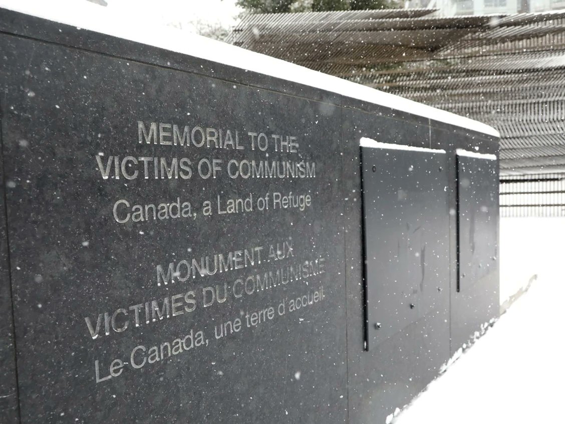 En Ottawa (Canadá), montaron un monumento en memoria de las "víctimas del comunismo"... y tuvieron que tapar los nombres de las "víctimas", porque la mayoría eran criminales nazis y colaboradores de las SS de Hitler.

El chiste se cuenta solo, pero si pusieran un monumento de