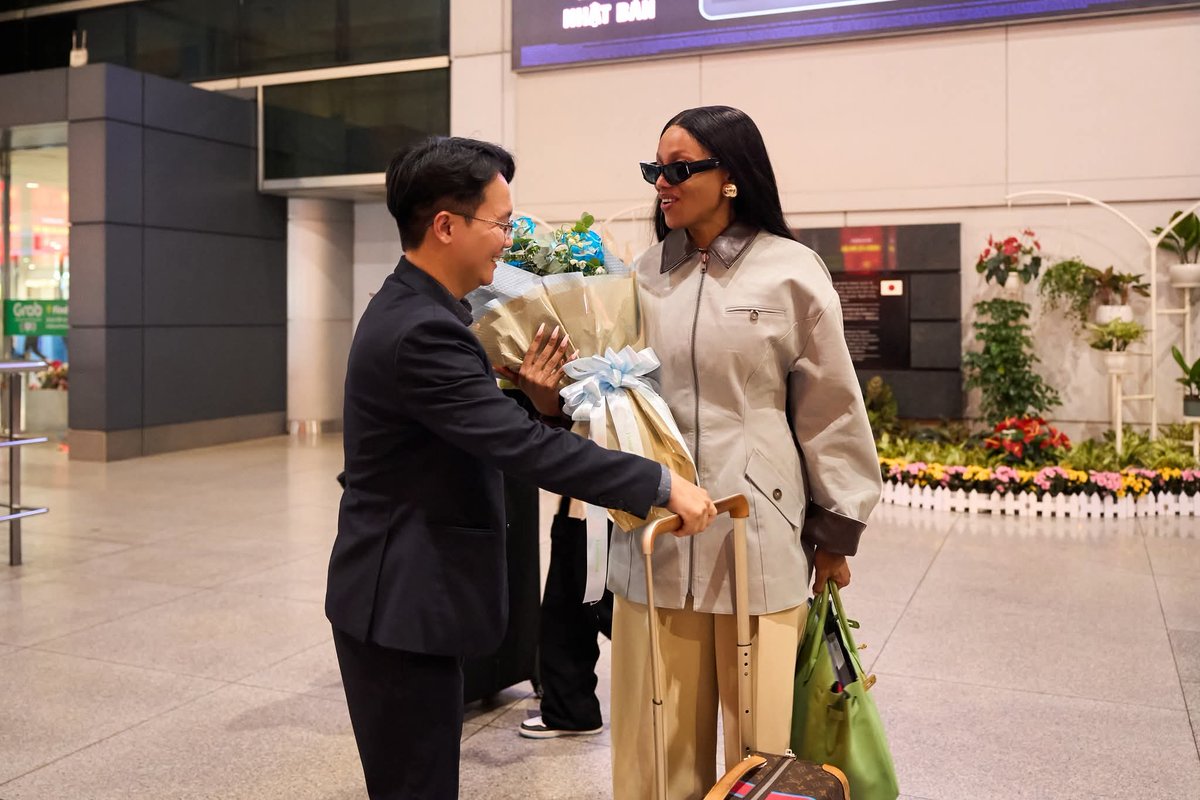missuniverseza's tweet photo. An update on Bonang Mathebas luggage, it has been located 🇿🇦😭. Bafazi we are so up, our queen will serve fashionnn. Vietnam is the pageant capital for fashion in Asia and they're about to witness a masterclass that only B can serve. Ariyeeng mo @Bonang 🩷
In Jerry we trust 😭🇿🇦 https://t.co/2K9JmXYgb4