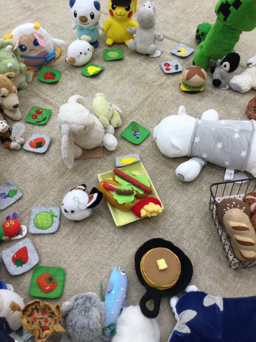 みんなで仲良く夜ごはんを食べよう♪図書館で食べるごはんはおいしいね！