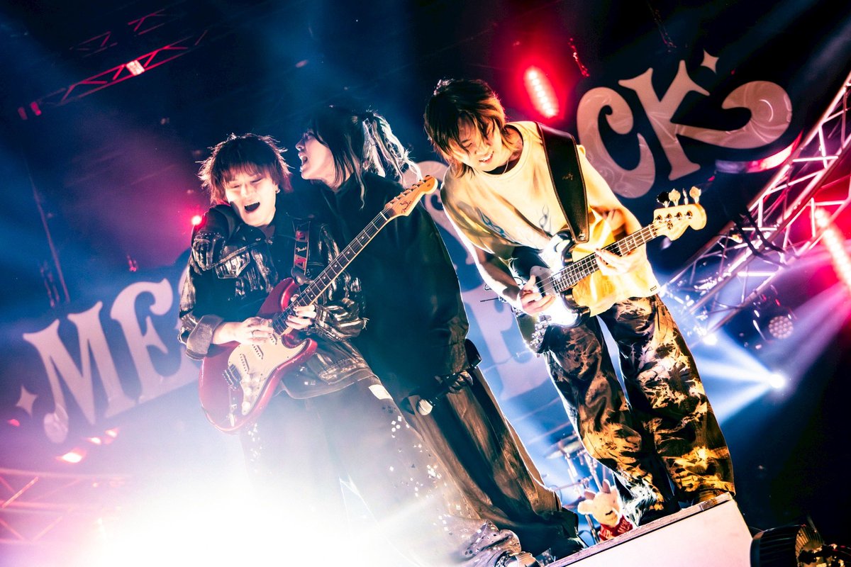 Chev0n's tweet photo. 𓃲𓃵  #メリロ 𓃲𓃵

1.冥冥
2.銃電中
3.サクラループ
4.FLASH BACK!!!!!!!!
5.Banquet 
6.ダンス・デカダンス
7.セメテモノダンス

朝早くにも関わらず
奥の奥までパンパカパン. 声も大きく
年末フェスの始まりを感じました.
名古屋、来年もどうぞよしなに. https://t.co/5f922hDxf3