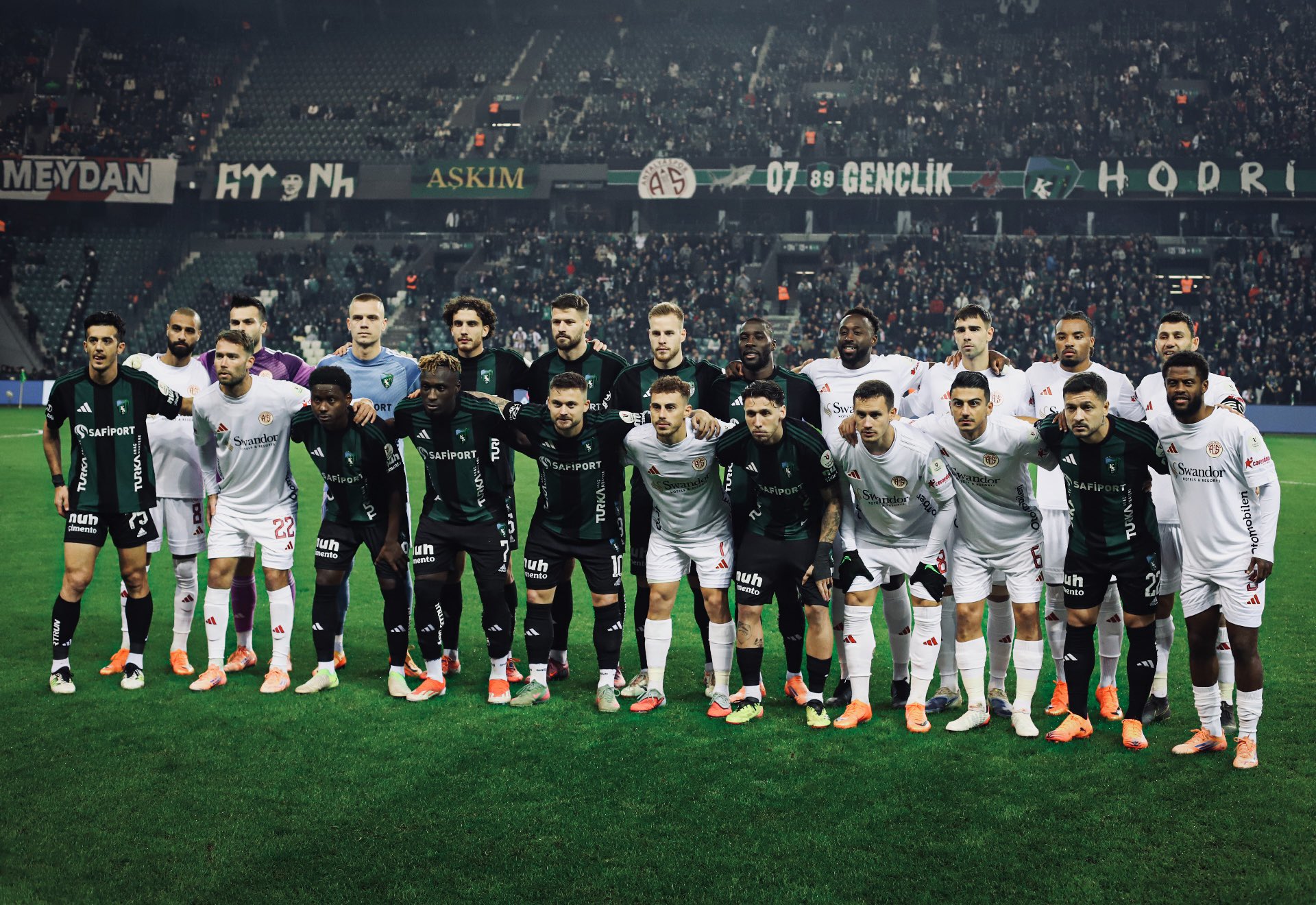 Galatasaray Kocaelisporlu orta saha için resmen devrede!