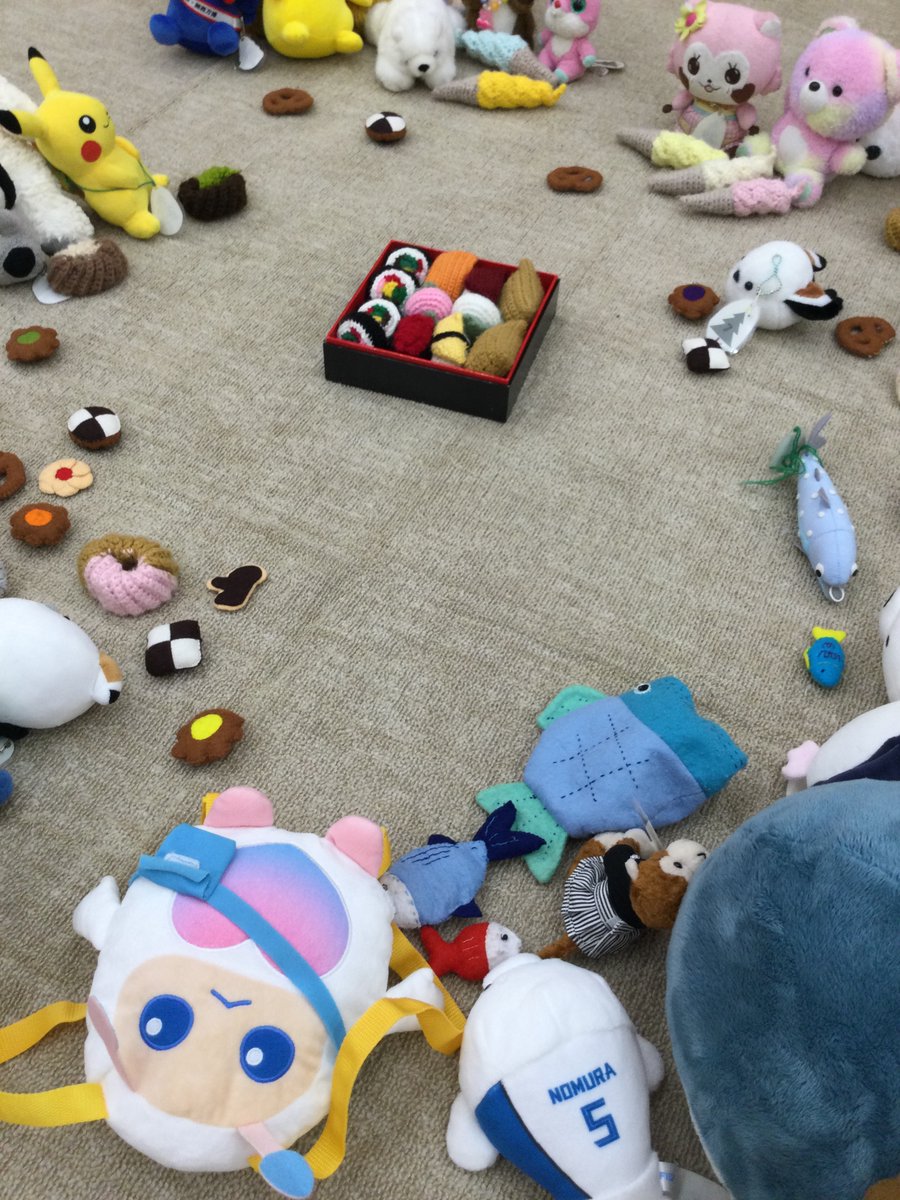 おはようございます。朝になったのでぬいぐるみ達のお目覚めです♪早くお迎え来ないかなぁ～！朝ごはんをたべてまってるね！