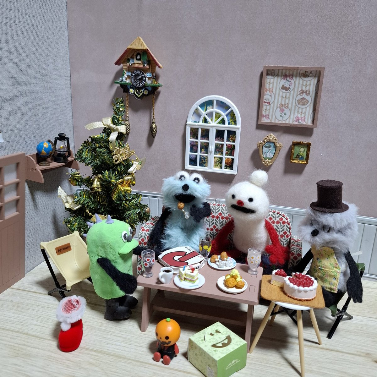 sumie338's tweet photo. ス「キチンとってもおいしいよ！」
ノ「スンスン？⤴️キチンじゃなくてチキンだね⤴️」
ツ「キチンとチキンを残さずたべよう！」
ゾ「ほらほら、冗談ばかり言ってないでケーキもお食べ」
#パペットスンスン
ちょっと早めのクリスマスパーティー❣️ https://t.co/ohFA02HhVp