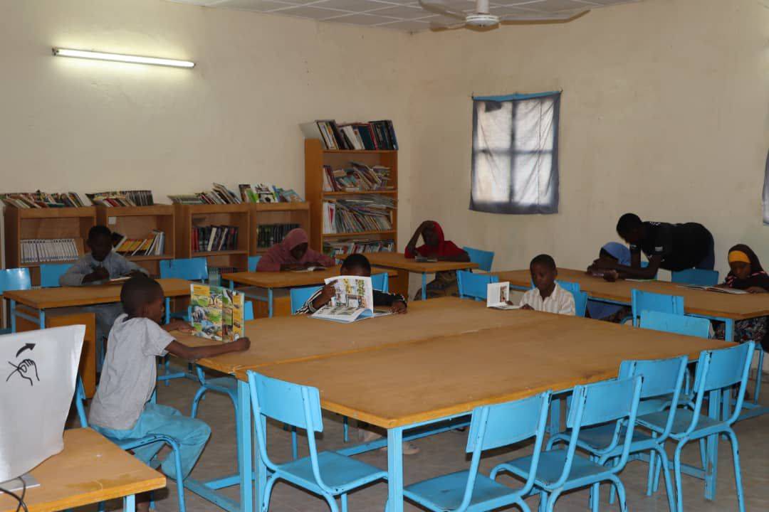 Cette semaine, la bibliothèque de Tchirozérine a accueilli une journée de lecture et de partage organisée par le Club de lecture, une initiative portée par la Communauté U-Report Muryar Matasa en collaboration avec la bibliothèque municipale au profit des élèves.