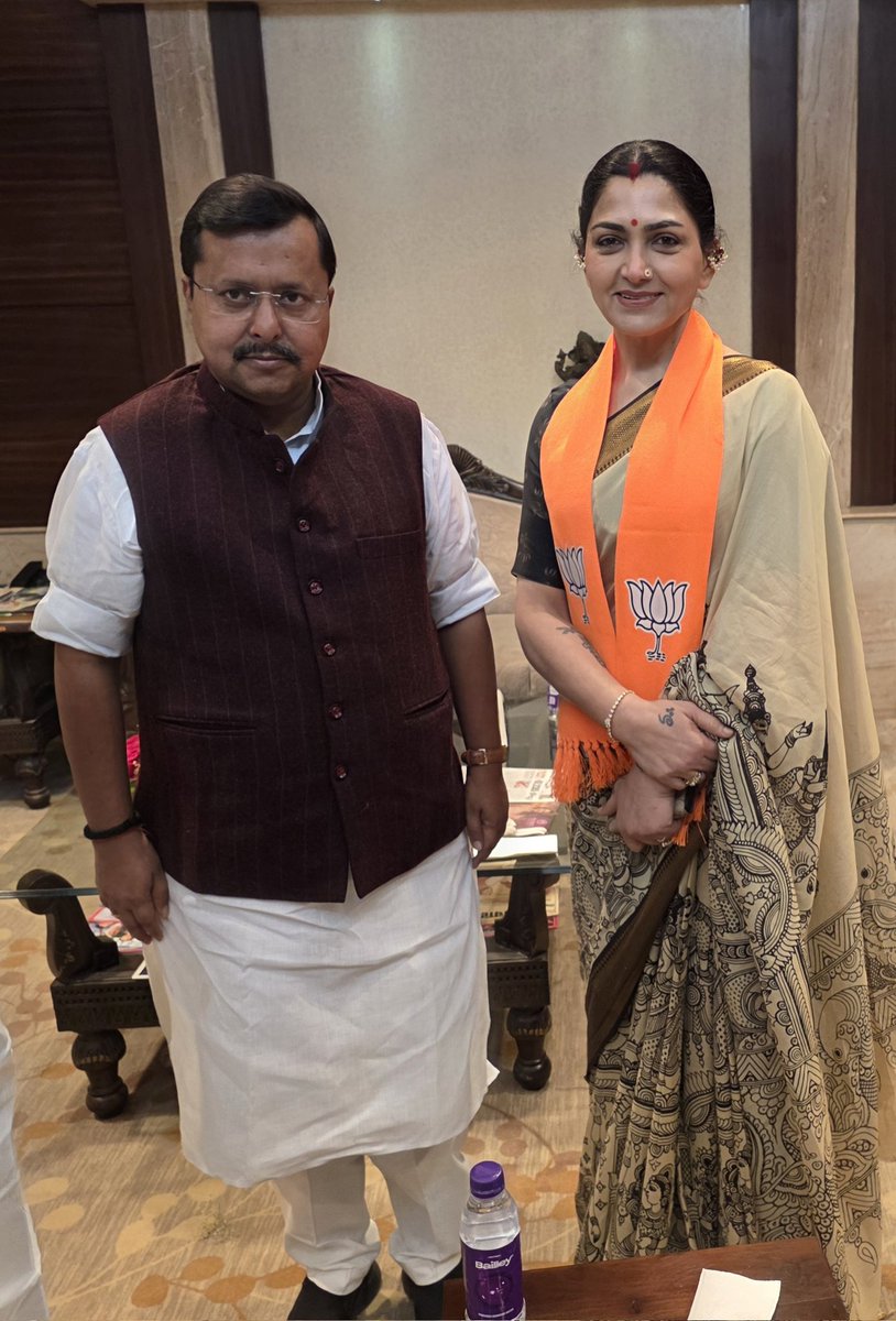 khushsundar's tweet photo. Hearty welcome to our National BJP working President,  Shri @NitinNabin ji to Tamilnadu. It was such pleasure to meet you Sir. Look forward to work under your guidance and leadership to strengthen BJP further more. 

@BJP4India 
#BJP4TN
#heartywelcome
#leadership https://t.co/isa3Sx5arO