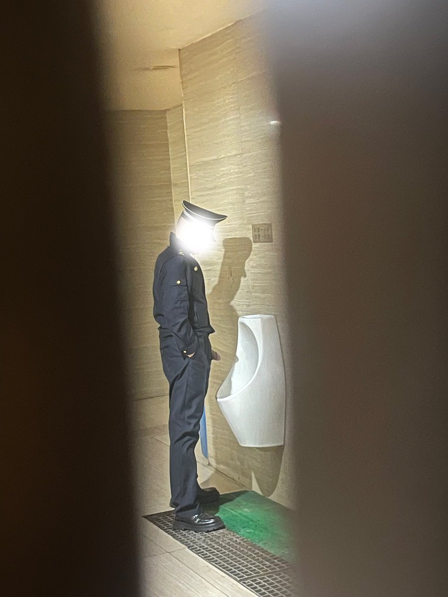 鱼鱼历险记之花果园鸟洞🕳️城管哥哥投喂两次

鱼鱼本来就只去正常上个厕所，也没打算能玩到人天气变冷而且已经凌晨了，没几个人来，鱼鱼刚上完大号听到了一个来上小号的年轻城管大哥哥，我就试着咳嗽了几声试图吸引他的注意，结果还真过来了，刚开始看了一会，还以为没戏了，结果就伸过来了还射了两次…