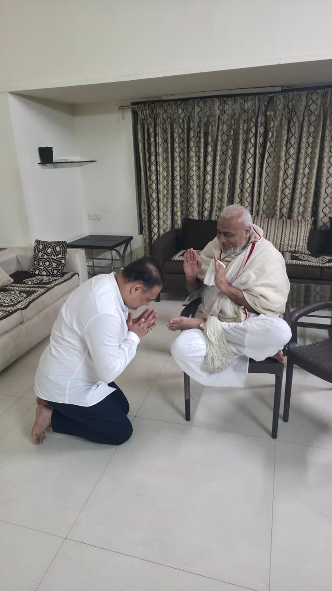 AmeetSatam's tweet photo. मी आदरणीय आचार्य नयपद्मसागर महाराज साहेब यांची सदिच्छा भेट घेतली आणि त्यांचा आशीर्वाद प्राप्त केला. त्यांच्या हृदयस्पर्शी मार्गदर्शनातून सेवा, संयम आणि समाजहिताची अमूल्य प्रेरणा मिळाली.

आचार्य महाराजांनी जीवनातील साधेपणा, धार्मिक मूल्ये आणि समाजकार्याचे महत्व यांबाबत बहुमूल्य मार्गदर्शन केले. आचार्य महाराजांच्या दर्शनाने संपूर्ण देहात नवीन ऊर्जा व उत्साह संचारला.

ही ऊर्जा मतदारसंघातील विकास व समाजहिताच्या कार्यांना गती देणारी ठरली. या भेटीने मनाला आध्यात्मिक शांती व समाजसेवेची प्रेरणा मिळाली.

#NaypadmasagarMaharaj #DivineBlessings #BJP #AmeetSatamWithMumbai