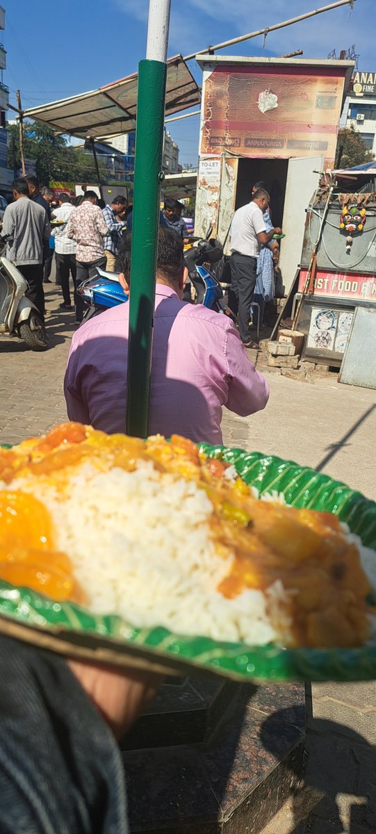 Skassu6's tweet photo. Thanks @KCRBRSPresident garu  and @KTRBRS for the lunch because hyderabad like big city middle class can't survive much money but you were come solved the problem and  thanks to my allha I shred my problem with him and suddenly my eyes looks you are Annapurna Anam. https://t.co/0L0enPsGvz