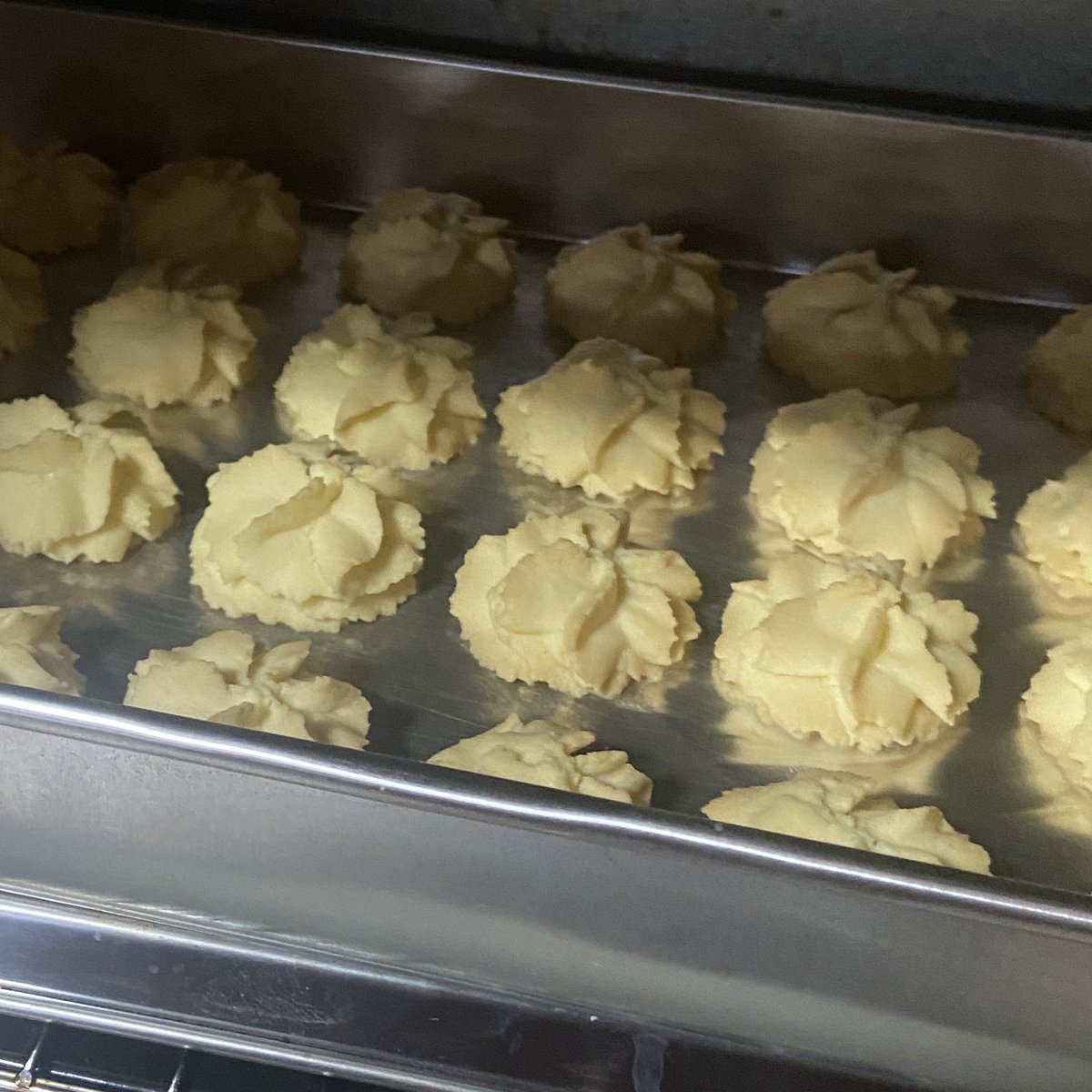 ODKitchenTH's tweet image. วันหยุดได้เดินทางไปไหนรึเปล่า ได้พักผ่อนกันไหม แต่ถ้าไม่มีแพลนไปไหน แวะมาคาเฟ่กันครับ ผมมี Giveaway เป็นคุกกี้มาดรอปไว้ประมาณ 40 ชิ้น ในวันอาทิตย์ที่ 21 DEC 2025 ที่ Ciliic TEA Cafe MRT สามย่าน เนื่องในวันเกิดลีมูว ใครผ่านไปผ่านมาก็แวะมารับได้ 11.00 เป็นต้นไปน้า
#ครัวคุณหมาส้ม