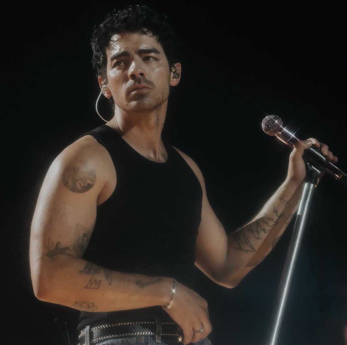 FaithPopCulture's tweet photo. no one is doing it better than joe jonas https://t.co/4JYenakhwR