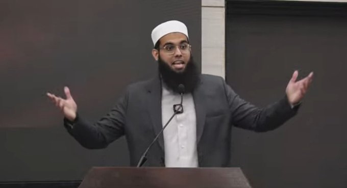 iPeakyX's tweet photo. Nah man, Mufti Shamail Nadwi brutally roasted Javed Akhtar from every angle and on every question. New father of atheists 😭😂🔥. https://t.co/mXWTCXg2D4