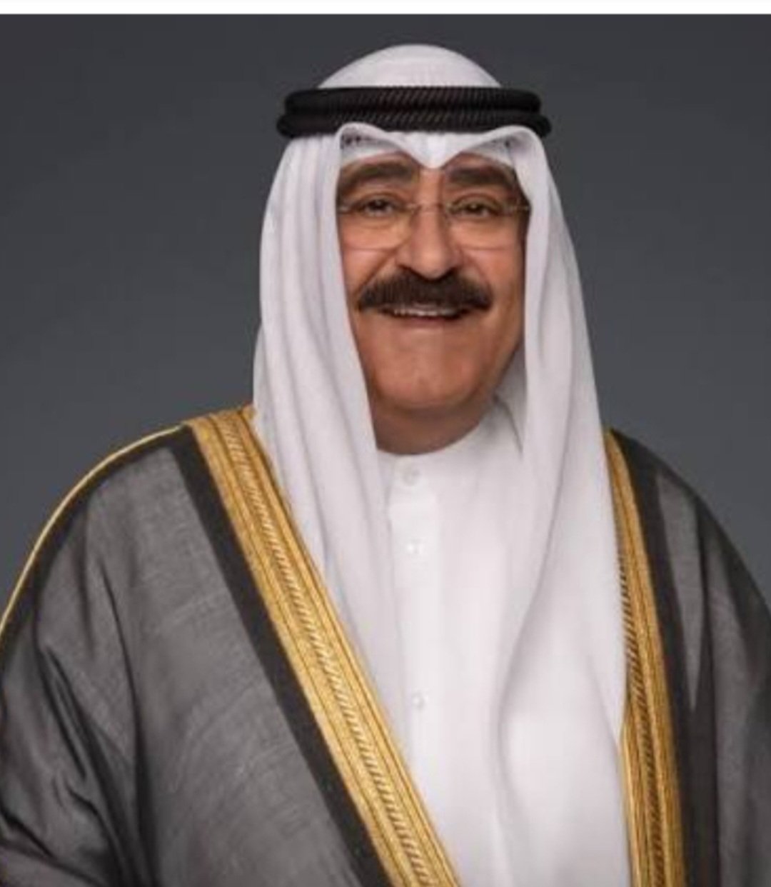 سمو ولي العهد مخاطبا صاحب السمو الأمير: أغتنم هذه المناسبة لأجدد لسموكم العهد بالسمع والطاعة والولاء وبمواصلة العمل الجاد لتحقيق نهضة شاملة وتنمية مستدامة يتمتع فيها شعبنا الوفي بالأمن والاستقرار 