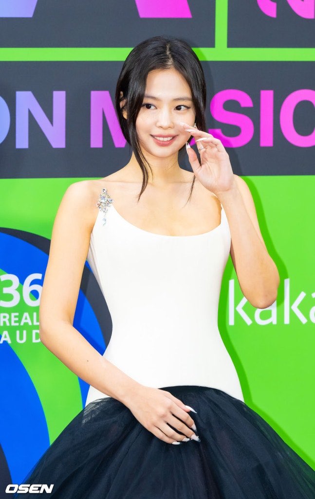 NEWSJENNlE's tweet photo. 📸 251220 #JENNIE at the 2025 MelOn Music Awards red carpet

JENNIE ROCKS MMA
#JennieRubyOwnsMMA https://t.co/vObwlJNQqi
