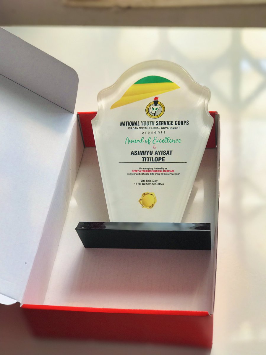 AliveCakes's tweet image. got an award from my syndicate and guess the what first came out of my mouth ?😂 “I’m using this box to pack gift box” and guess who got a gift box order on the night of that day. Have faith and trust the process😇

Wish you all a great weekend😊

Your favorite baker✨❤️
Ibadan