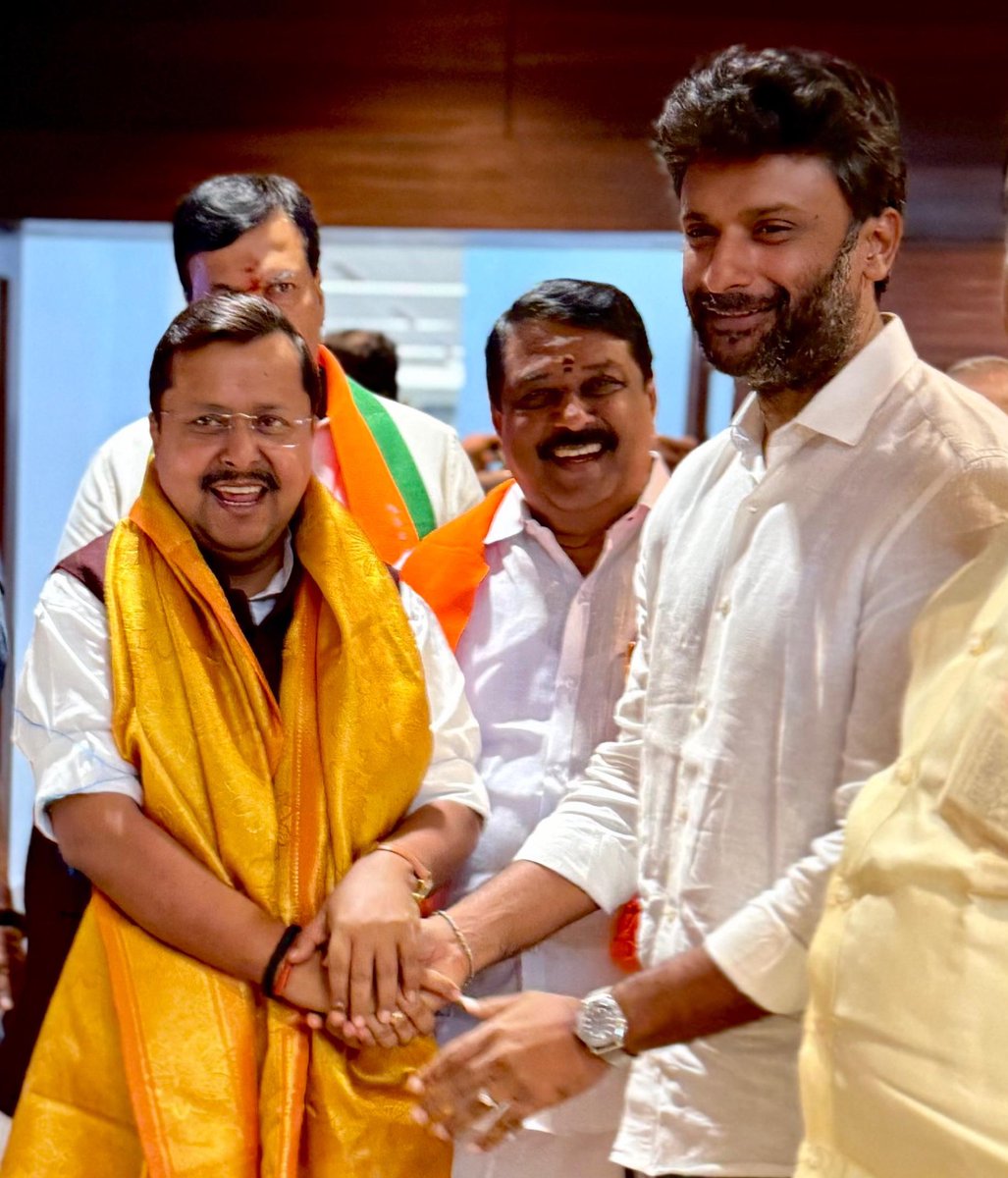 VinojBJP's tweet image. Honoured to have welcomed Shri @NitinNabin ji on his maiden visit to Tamilnadu. Under his tenure we will work tirelessly towards ensuring a NDA govt forms in TN in 2026.