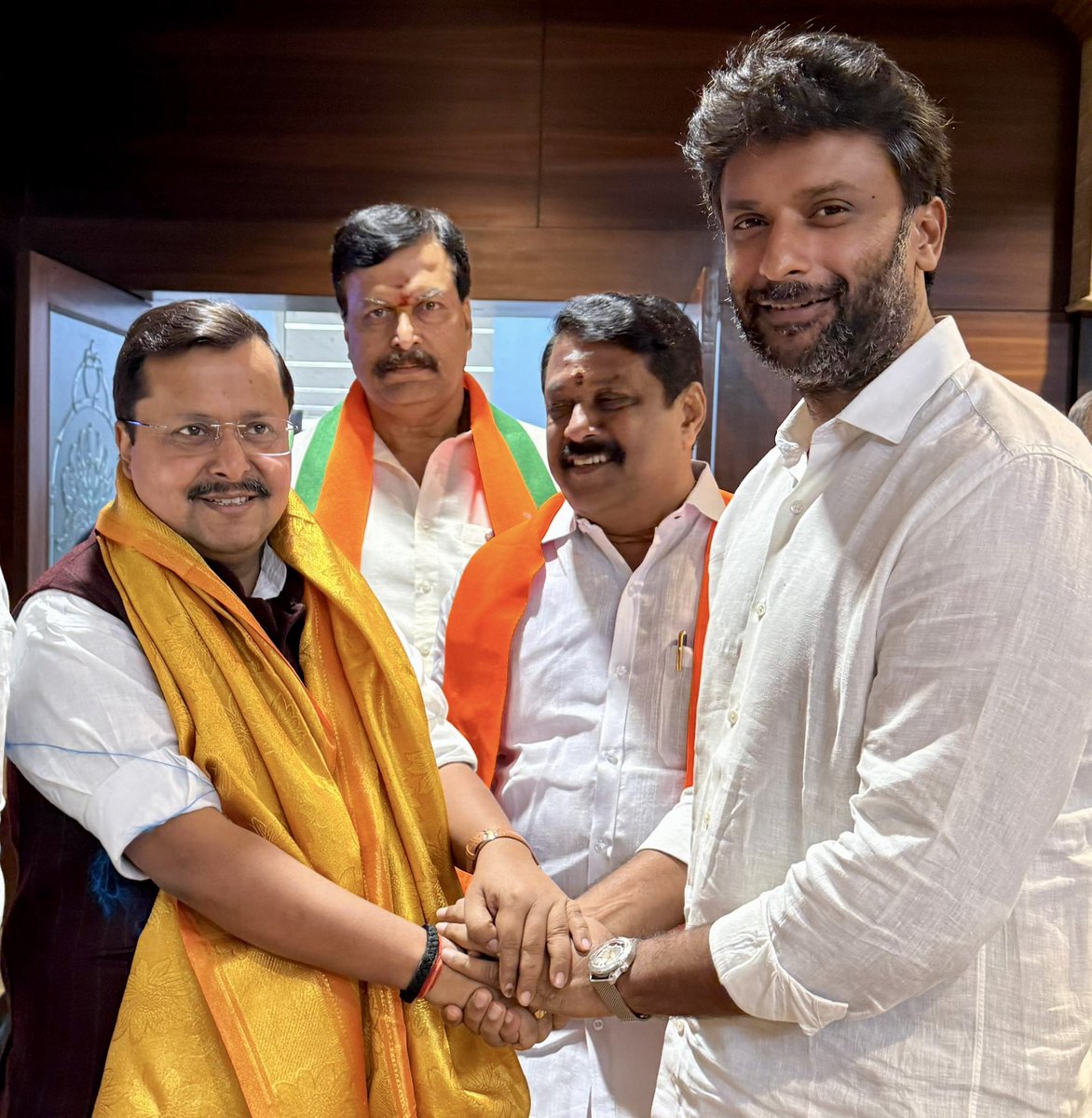 VinojBJP's tweet image. Honoured to have welcomed Shri @NitinNabin ji on his maiden visit to Tamilnadu. Under his tenure we will work tirelessly towards ensuring a NDA govt forms in TN in 2026.