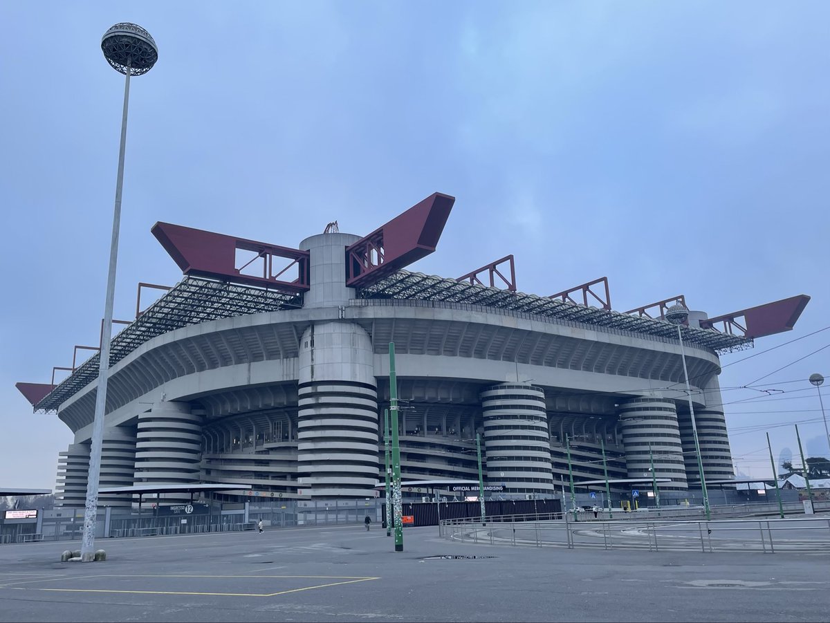 イタリア第２の都市ミラノ。サッカーの聖地サンシーロスタジアム。1926年開場でＡＣミランとインテルのホームスタジアム。最大８万人以上収容の同国最大 スタジアム。国の指定記念物にもなり、場内の博物館に過去の優勝トロフィー、歴代スターのユニホームなど展示。歴史と ...