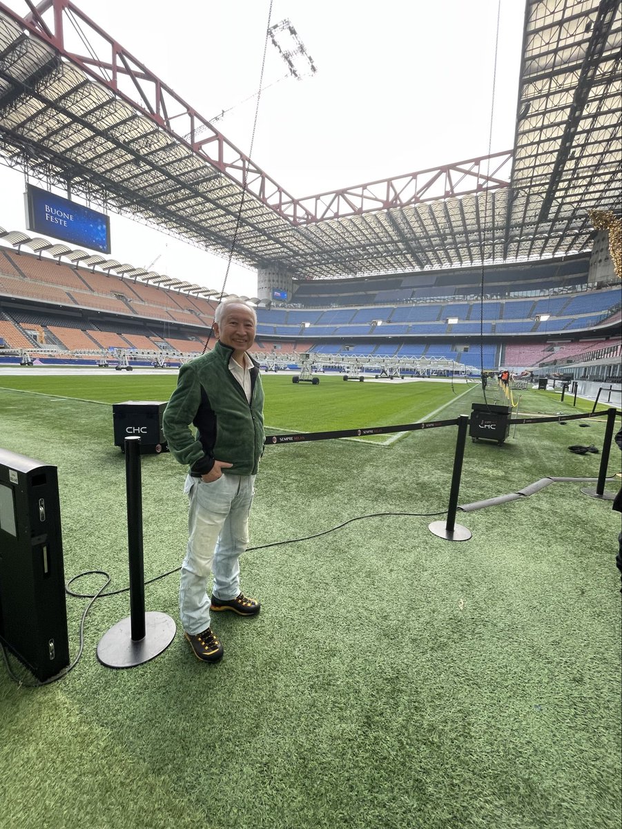 イタリア第２の都市ミラノ。サッカーの聖地サンシーロスタジアム。1926年開場でＡＣミランとインテルのホームスタジアム。最大８万人以上収容の同国最大 スタジアム。国の指定記念物にもなり、場内の博物館に過去の優勝トロフィー、歴代スターのユニホームなど展示。歴史と ...