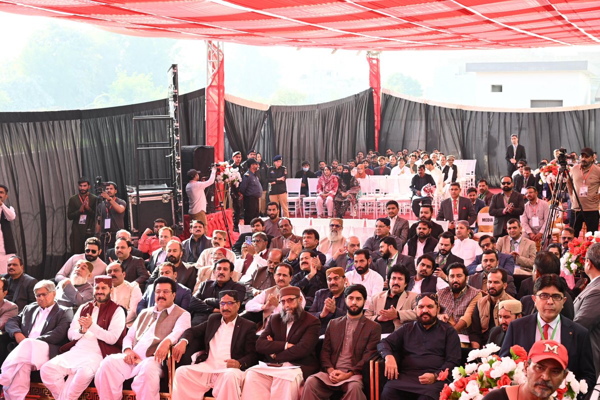 سندھ ادارہ برائے امراض قلب شہید بینظیر آباد کی نو تعمیر شدہ عمارت کی افتتاحی تقریب کا ایک منظر، خاتون اول بی بی آصفہ بھٹو زرداری، سندھ کی وزیرصحت عذرا پیچوہو اور قومی اسمبلی کے ڈپٹی اسپیکر سید غلام مصطفی شاہ کے ہمراہ تقریب میں شریک ہیں۔
<a href="/AseefaBZ/">Aseefa B Zardari</a>