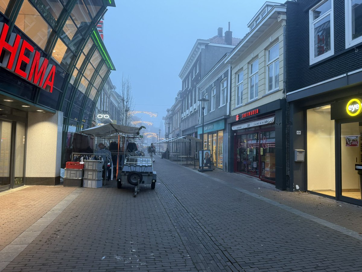 いつもの商店街通りになんか出店ちっくなものが...今日は祭り？

にしてもすげー霧だなw